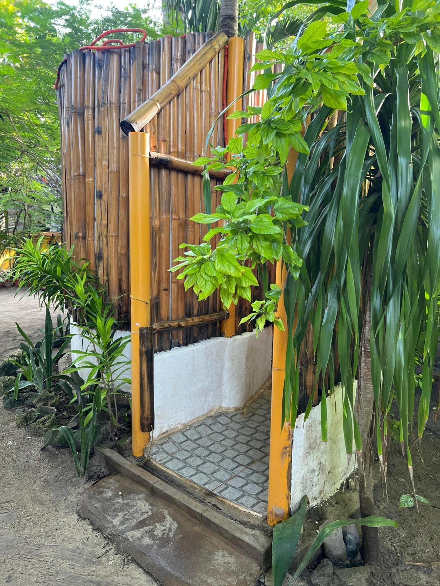 Georgia'S Neverland Hostel マラパスクア島 エクステリア 写真