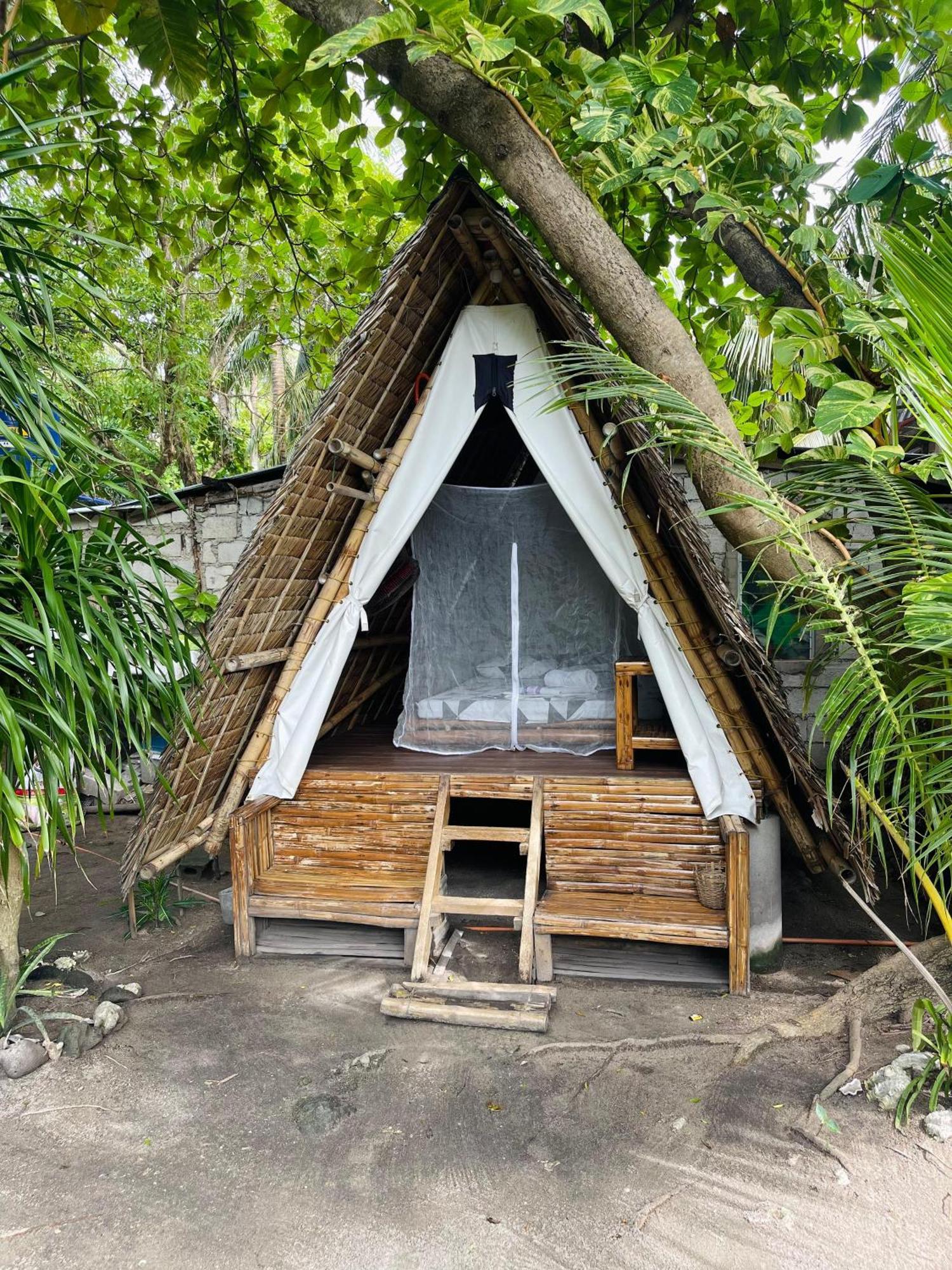 Georgia'S Neverland Hostel マラパスクア島 エクステリア 写真