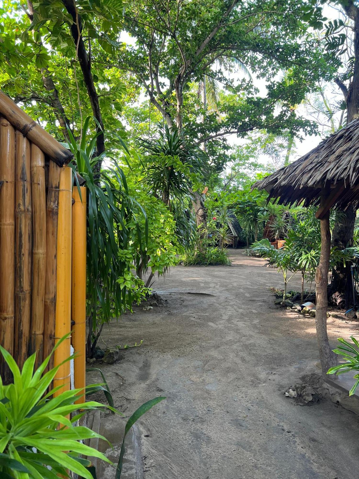 Georgia'S Neverland Hostel マラパスクア島 エクステリア 写真